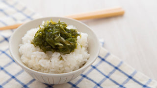 Warm steamed rice topped with Mekabu seaweed